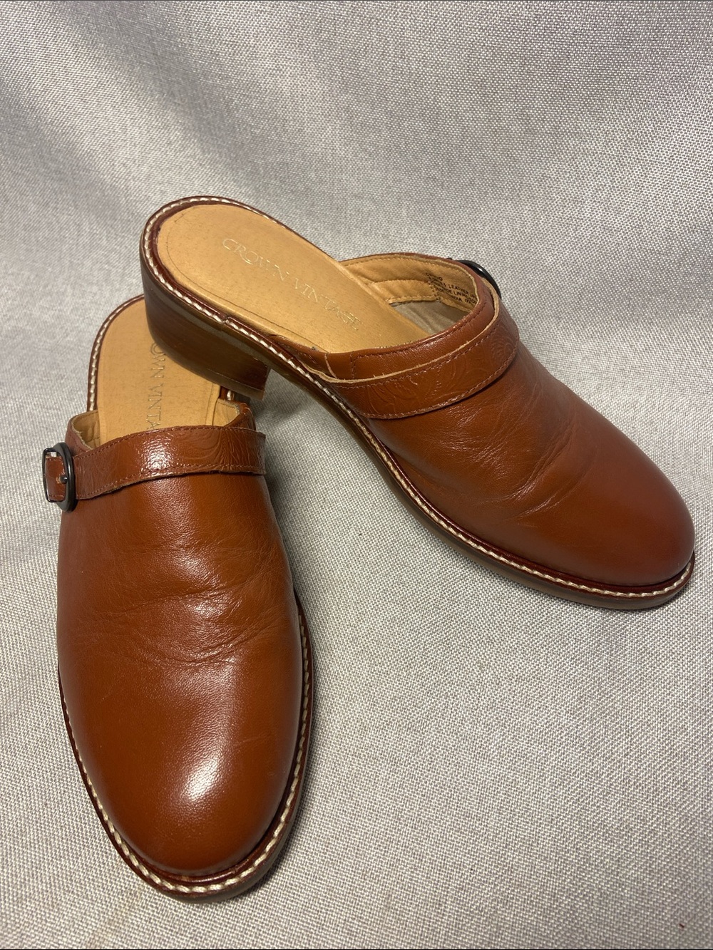 Crown Vintage brown leather clogs / mules in a classic slip-on design. Size 9,5